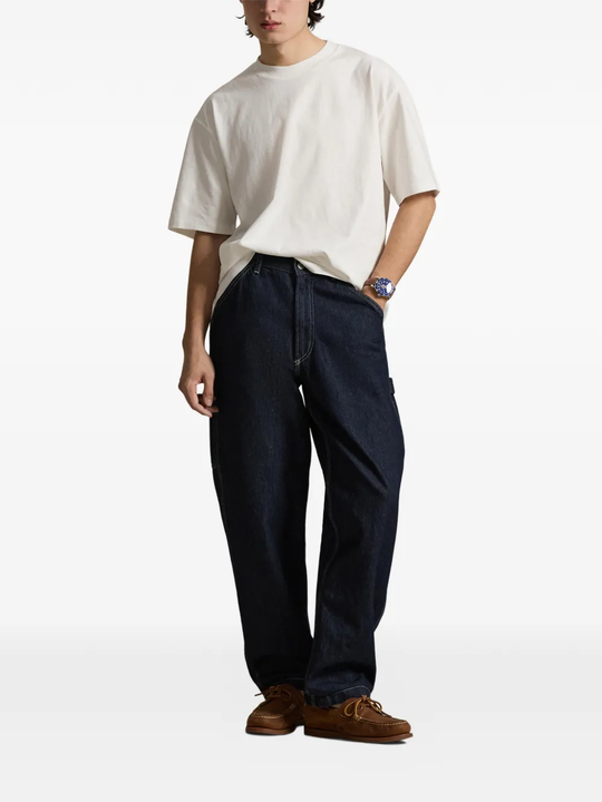 White t-shirt, full body view