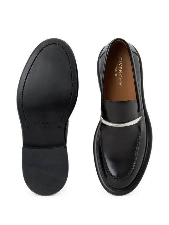 Black shoes, front view