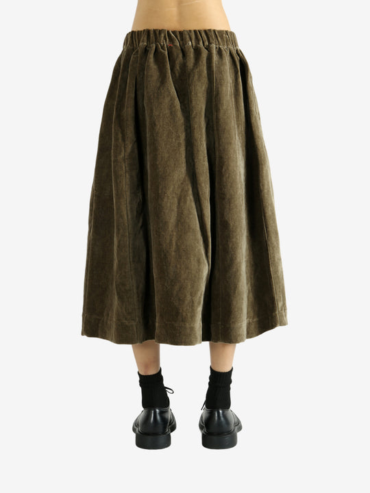 Green skirt worn by a person, showing the skirt's fit