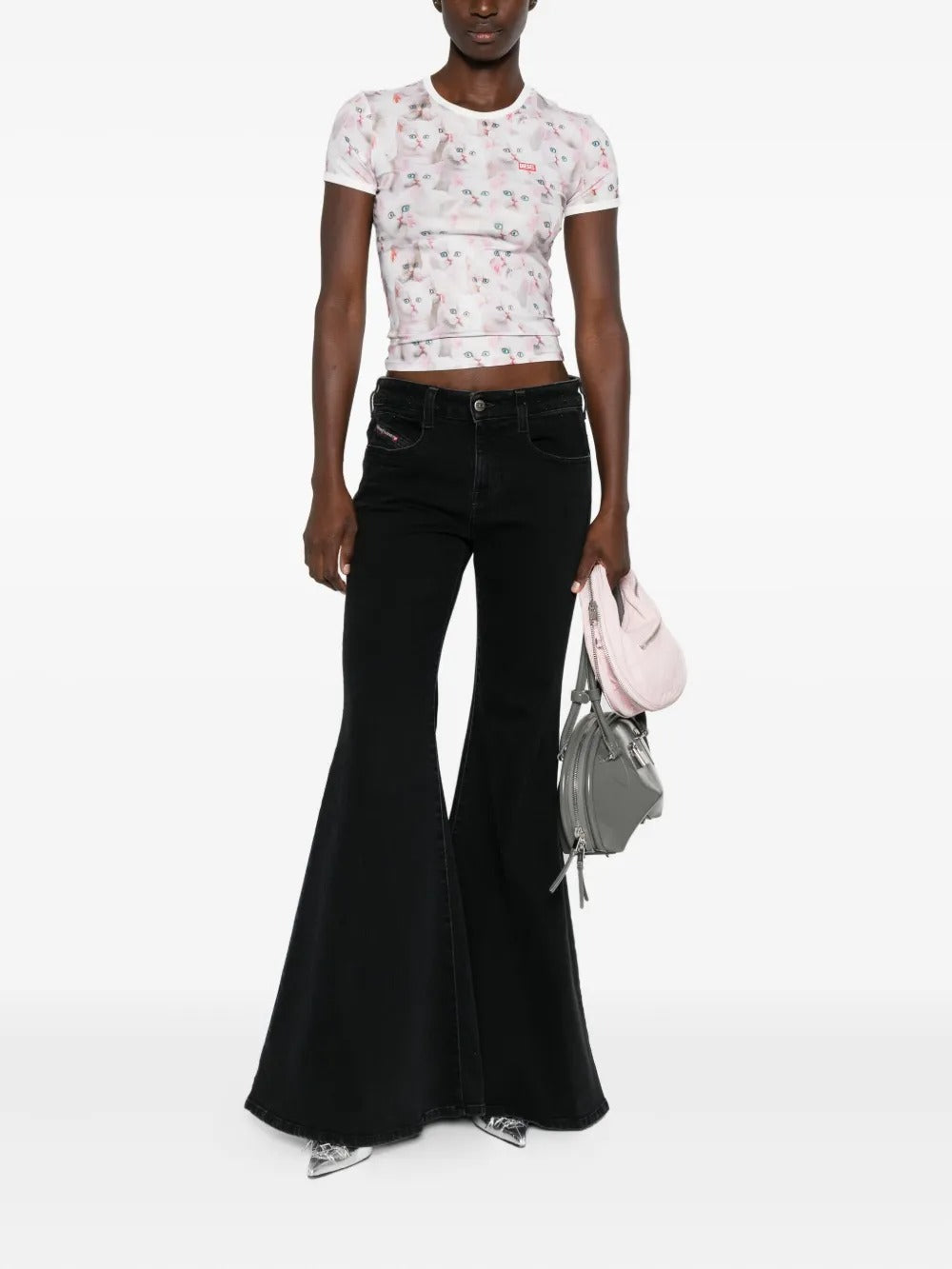 White t-shirt, full body view