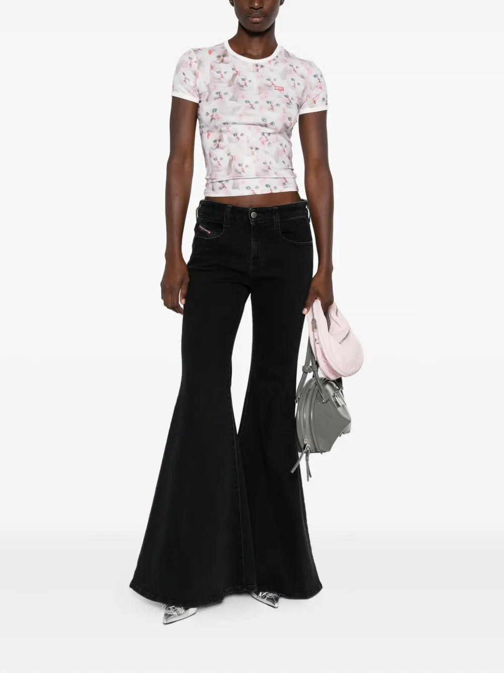 White t-shirt, full body view