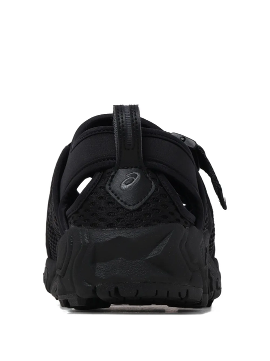 Black shoes, back view