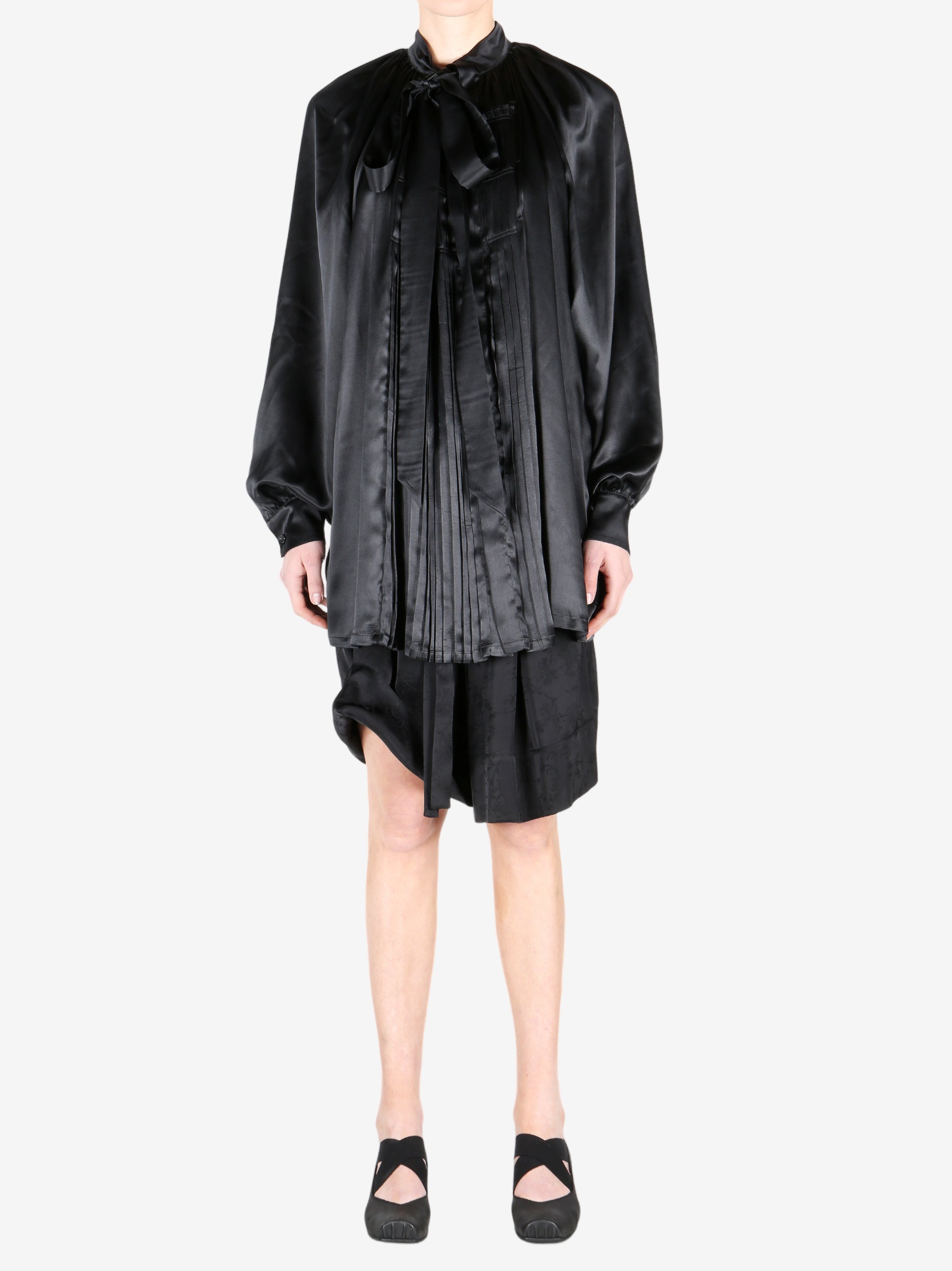 Black shirt, full body view