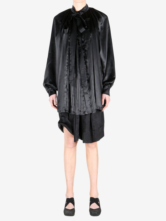 Black shirt, full body view