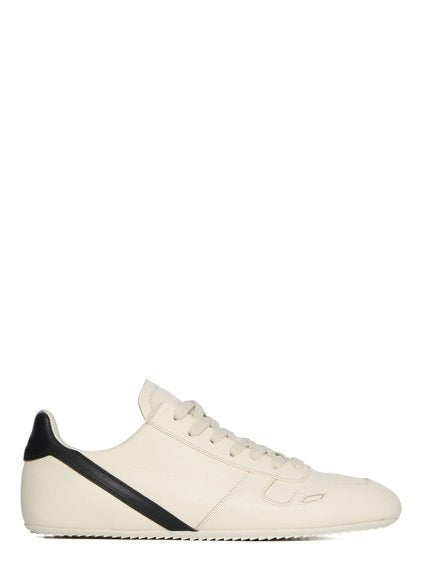 White shoes,front view