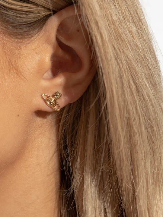 Yellow jewerly worn by a person, showing the yellow jewerly's fit