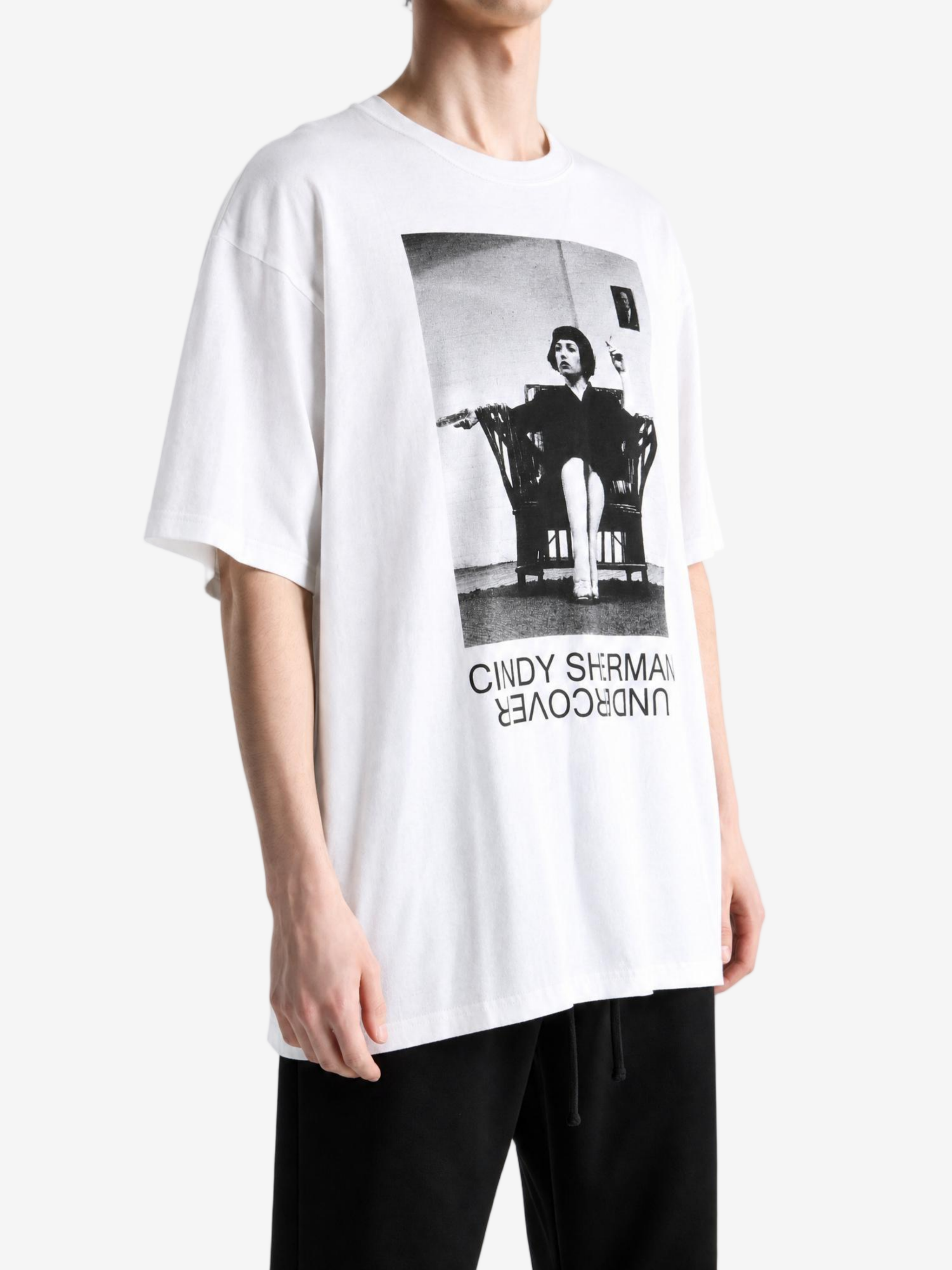 White t-shirt, full body view