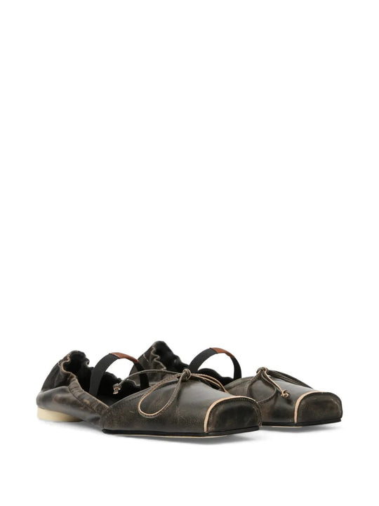 Black flat, side view