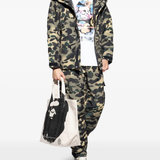 Whitet-shirt,full body view