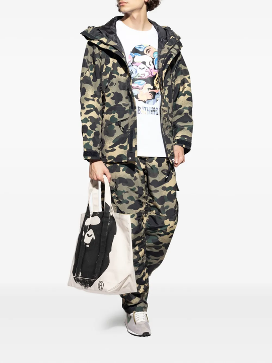 Whitet-shirt,full body view