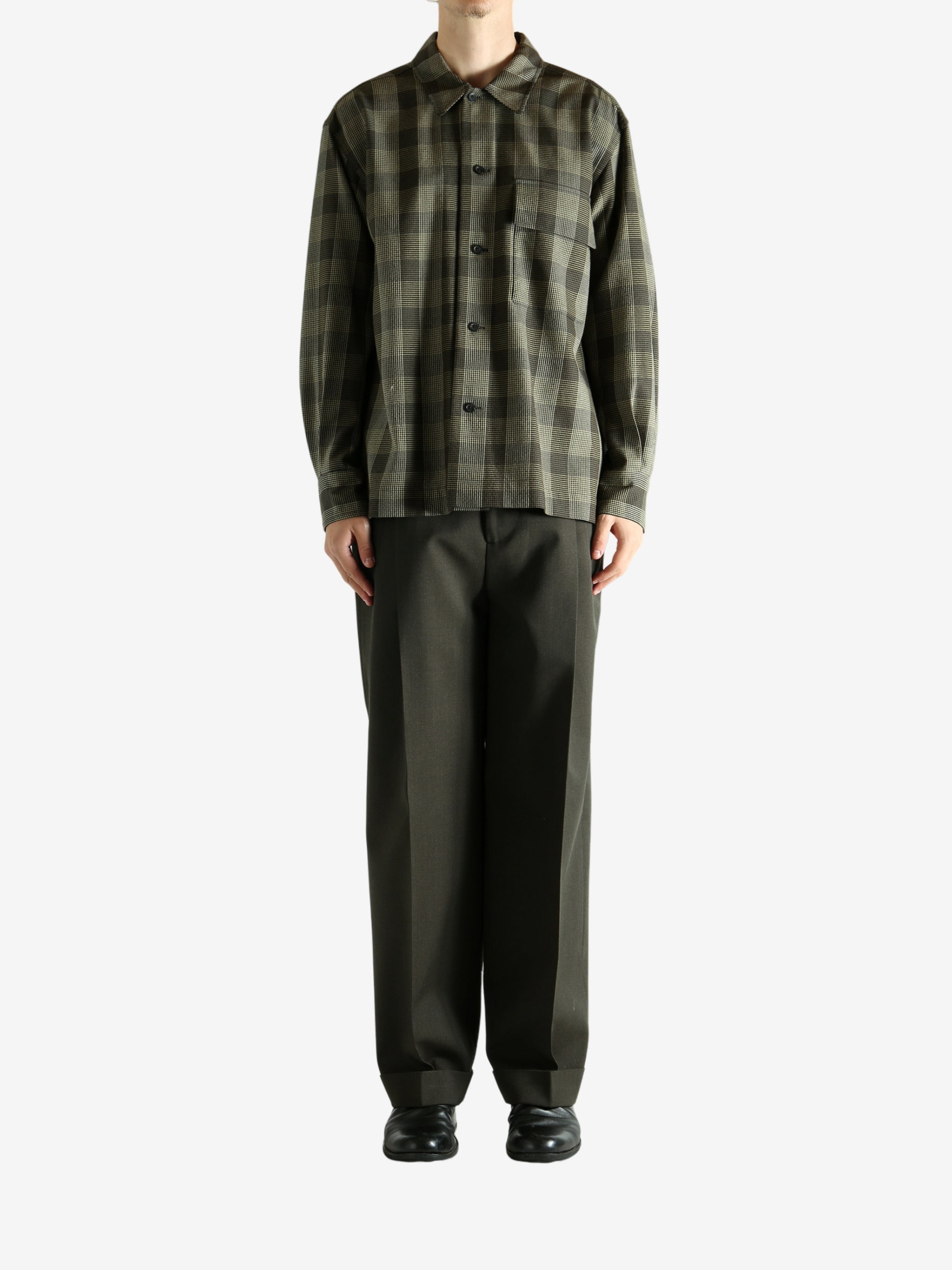 Black shirt, full body view