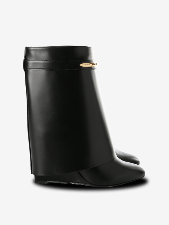 Black shoes,front view