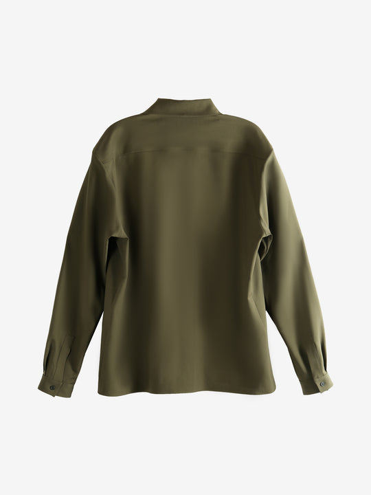 Green shirt,back view