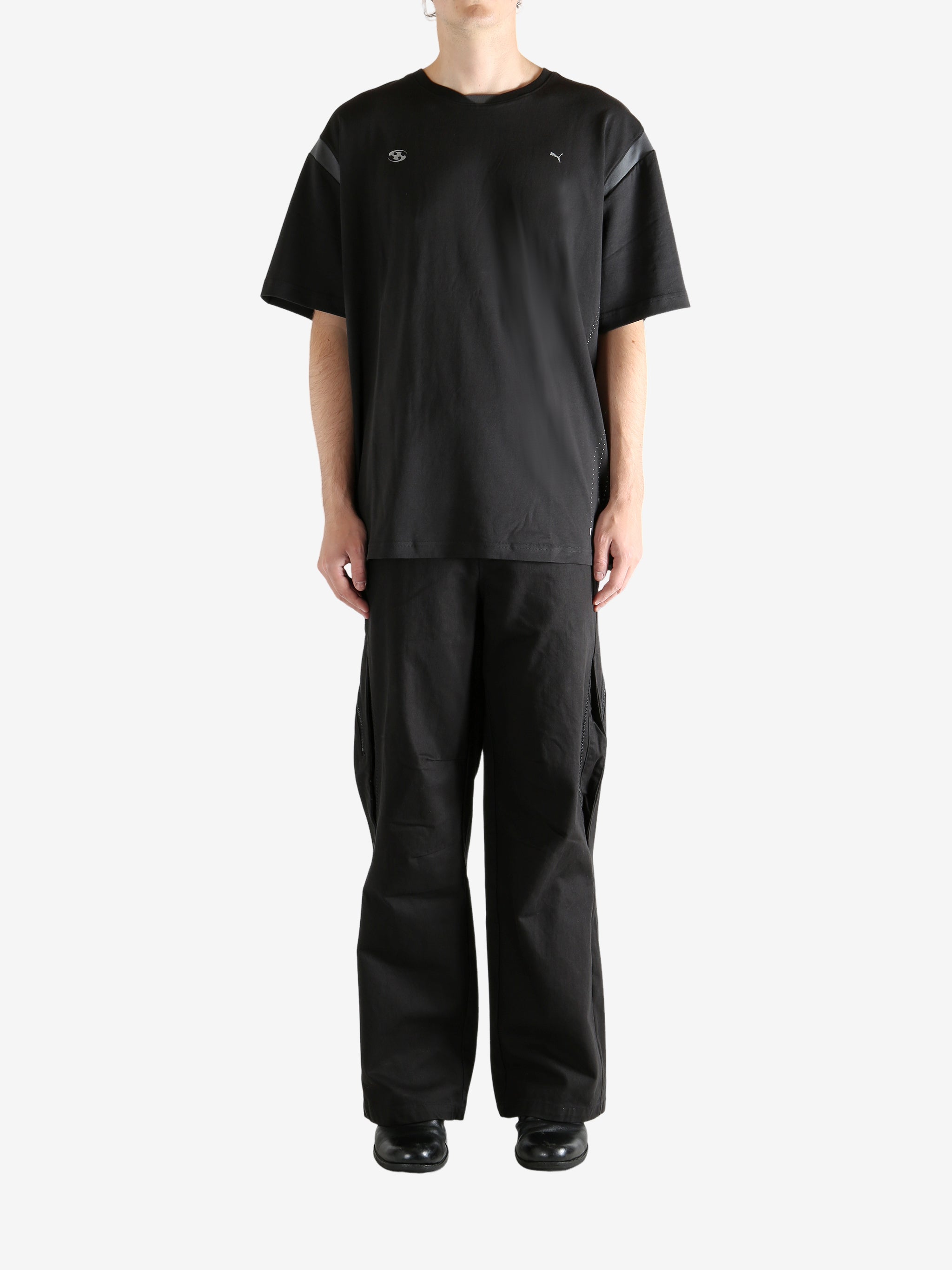 Black tee,full body view