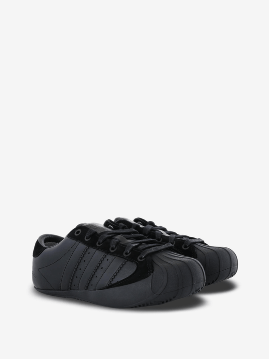 Black shoes, front view