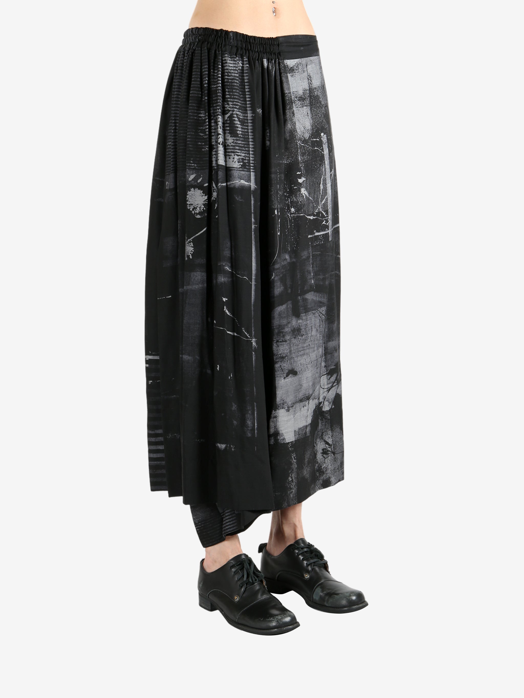 Black pants worn by a person, showing the pants's fit