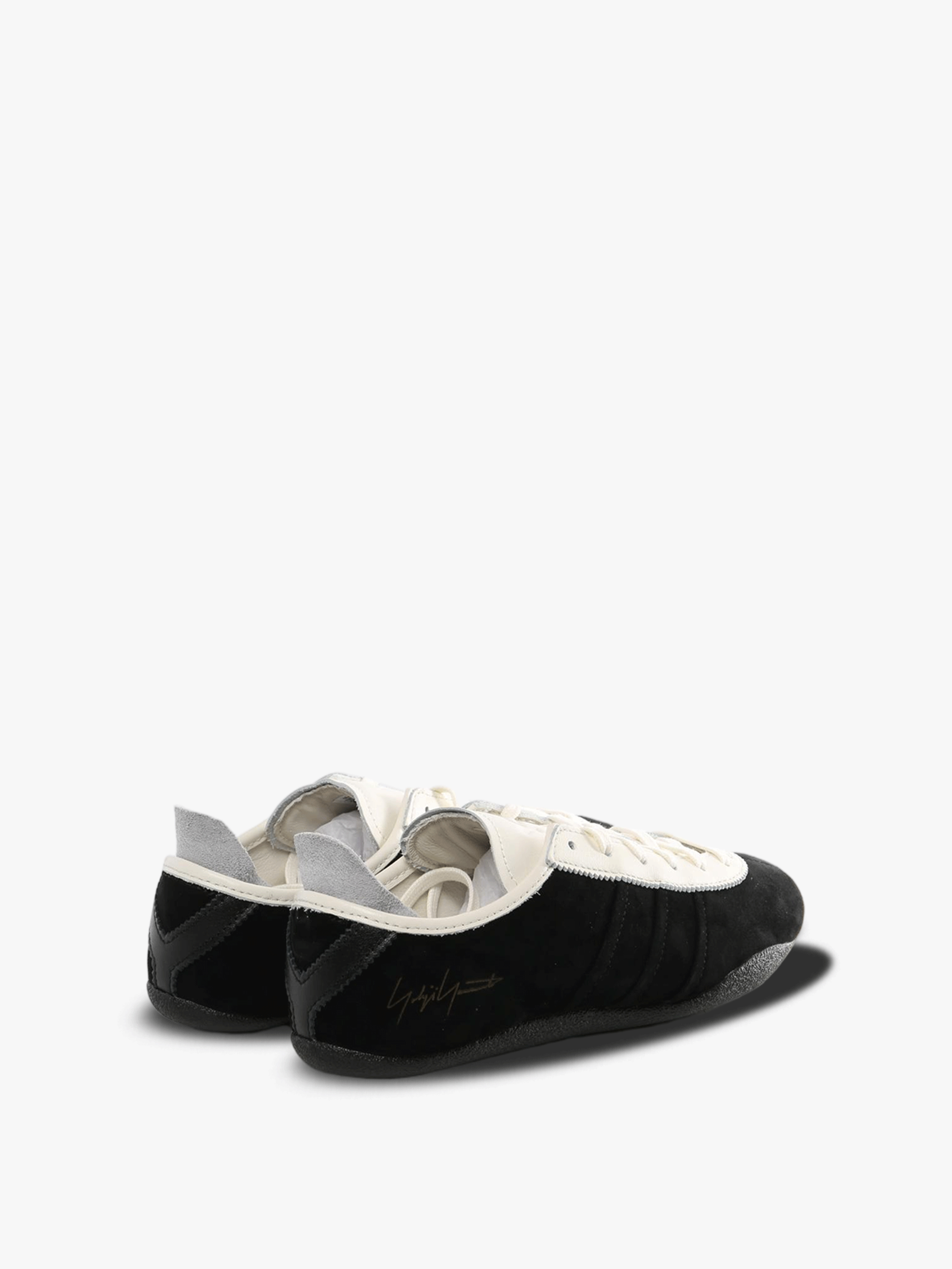 Black white sneaker,back view