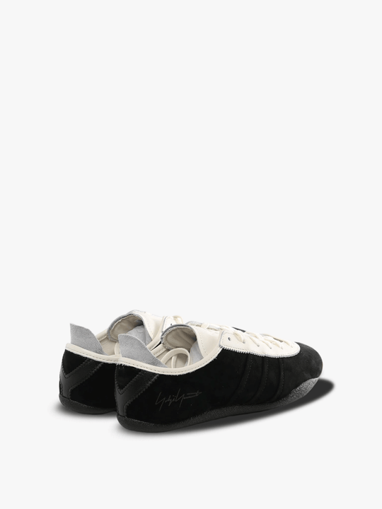 Black white sneaker,back view