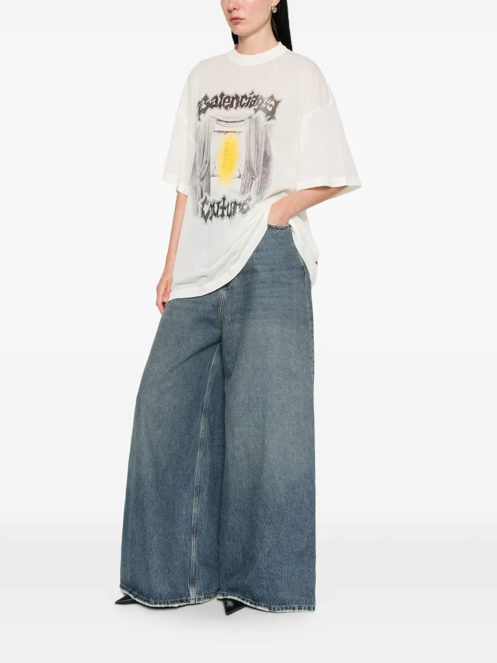 White t-shirt, full body view