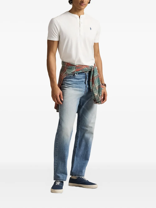 White t-shirt, full body view