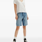White t-shirt, full body view