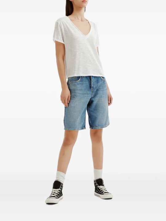 White t-shirt, full body view
