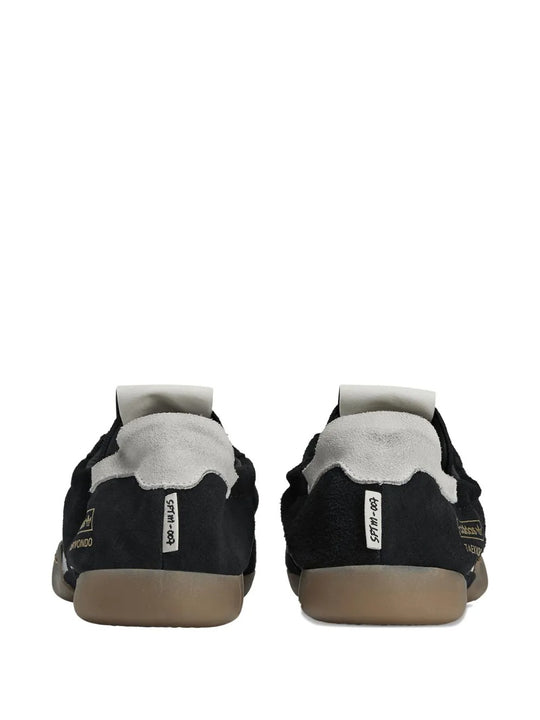 Black shoes,back view