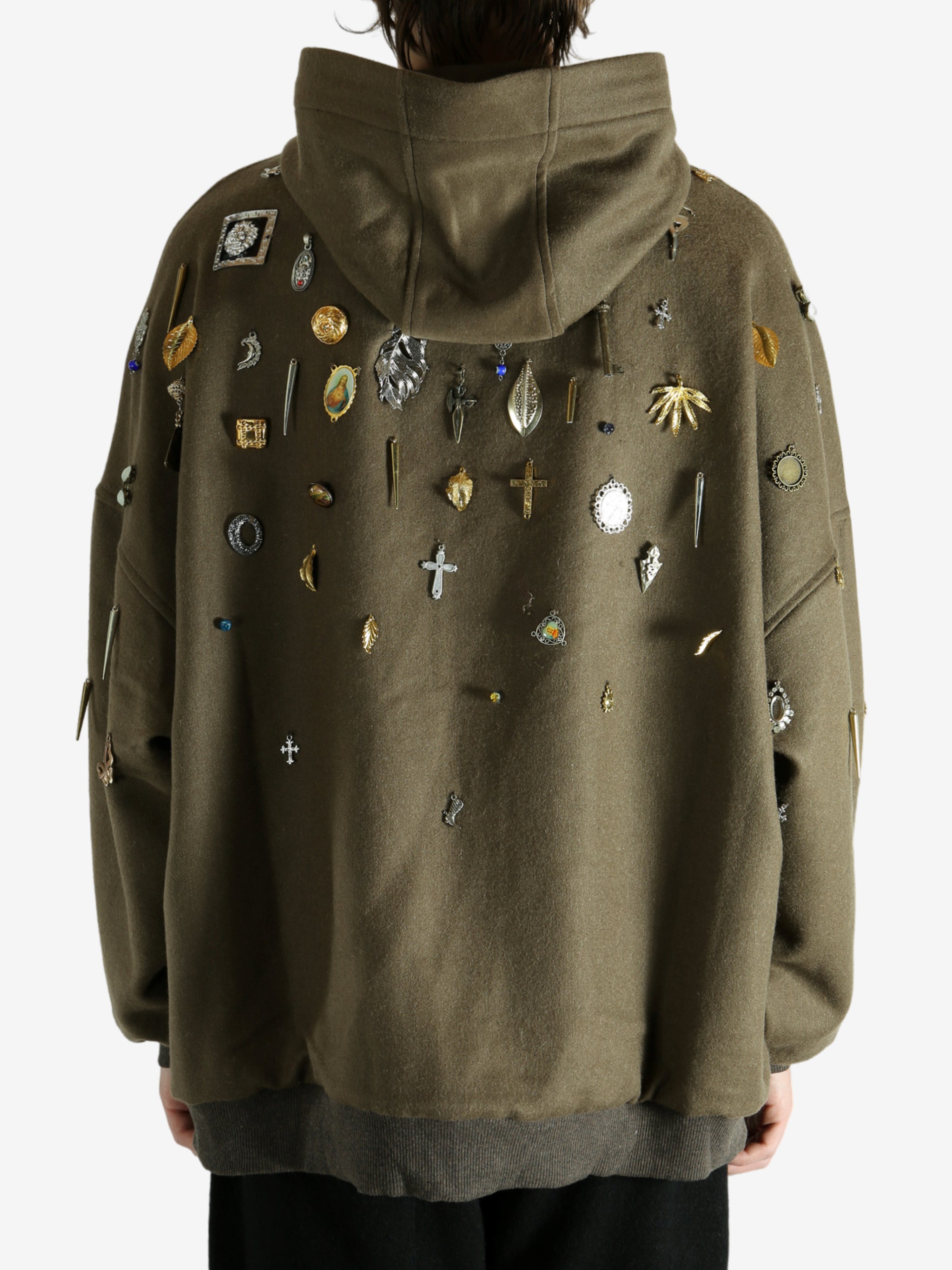 Green sweat worn by a person, showing the sweat fit