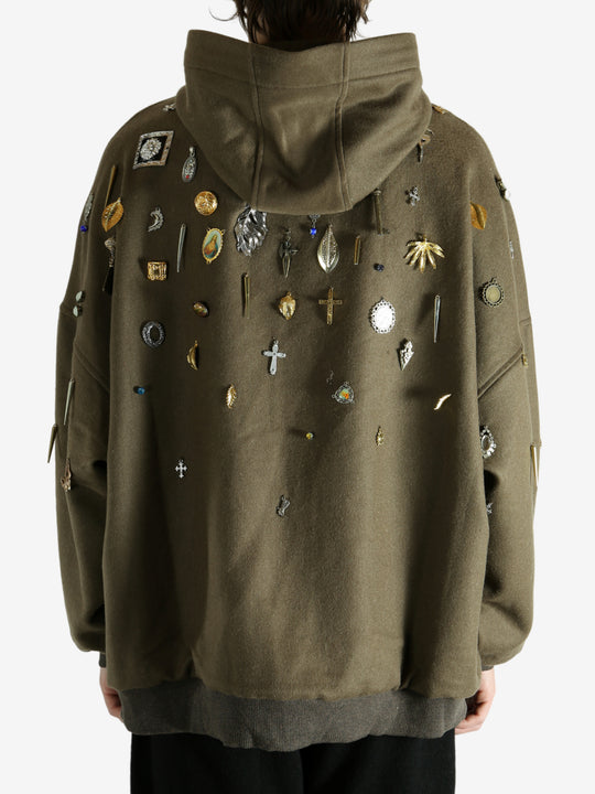 Green sweat worn by a person, showing the sweat fit