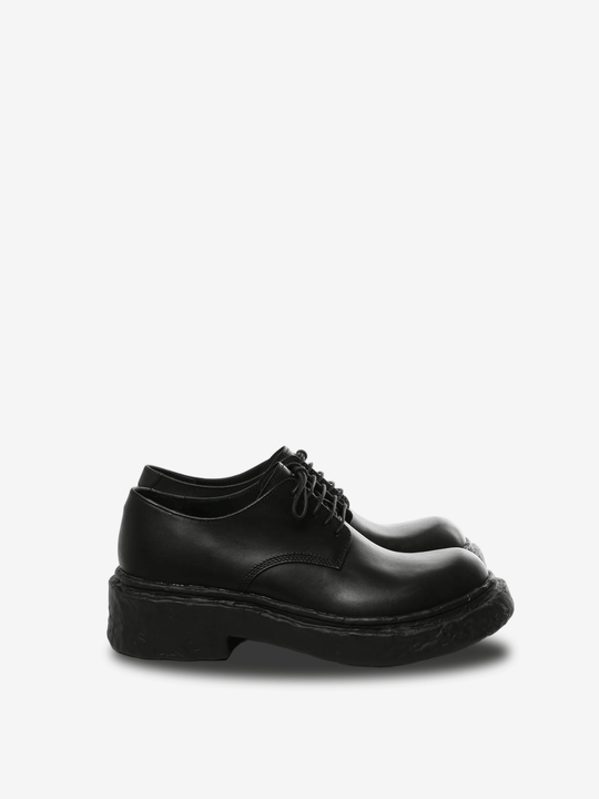 Black shoes, front view