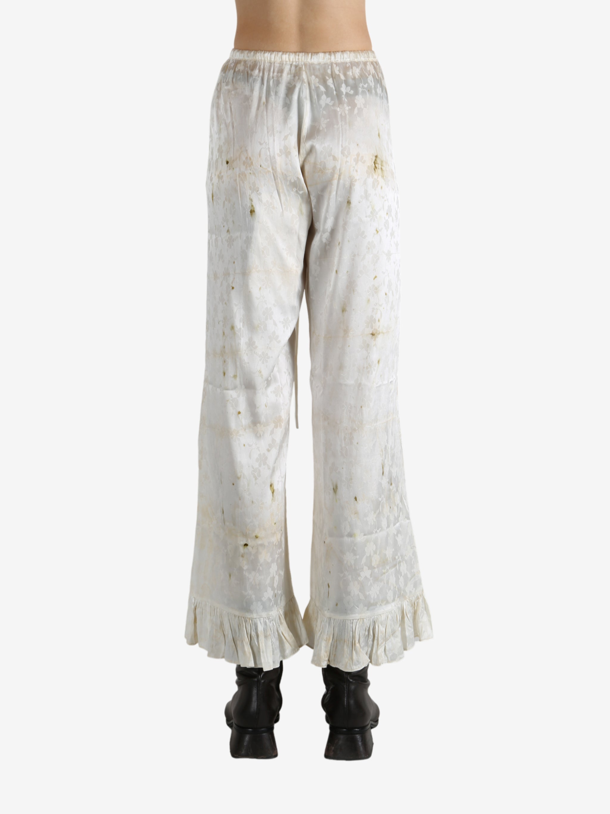 White pants worn by a person, showing the pants's fit