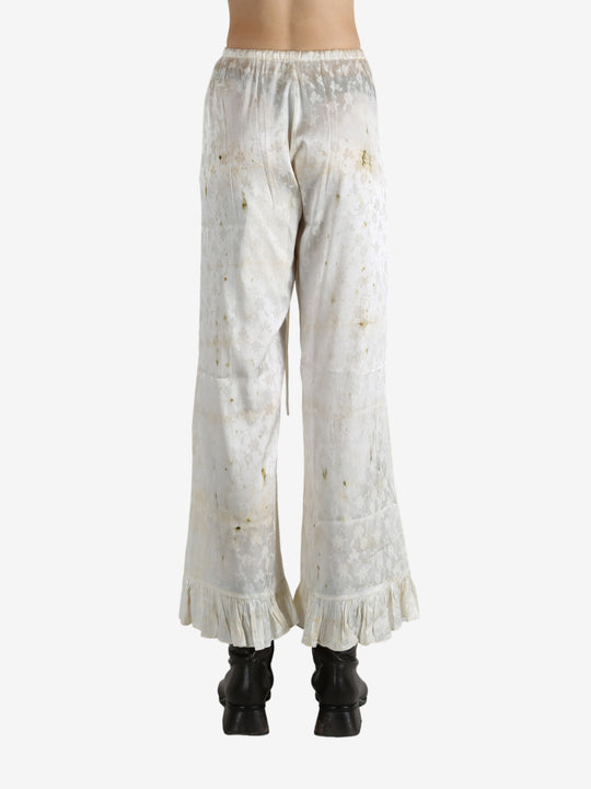 White pants worn by a person, showing the pants's fit