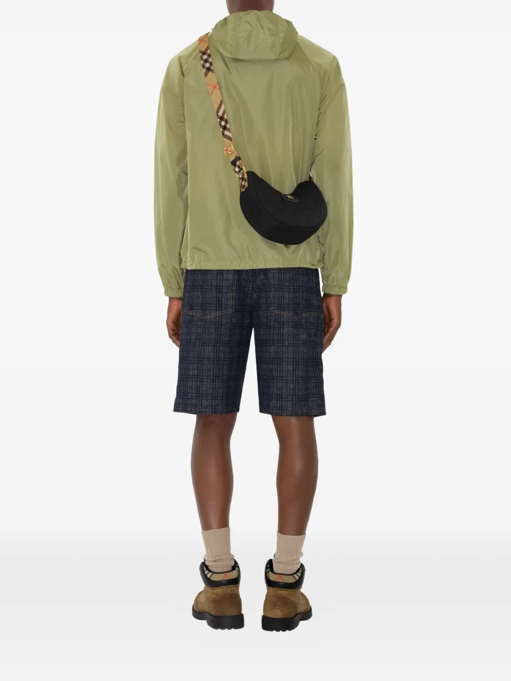 Black bag worn by a person, showing the bag's fit