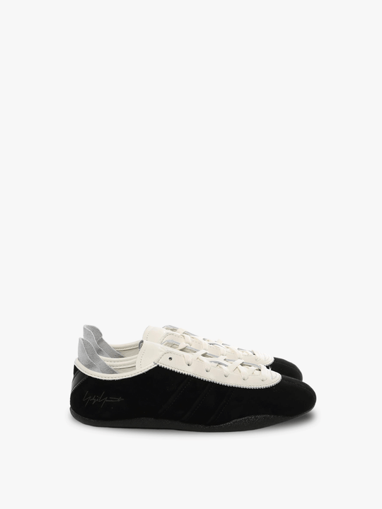Black white sneaker,front view