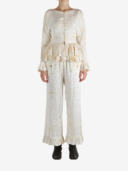 White tops worn by a person, showing the tops's fit