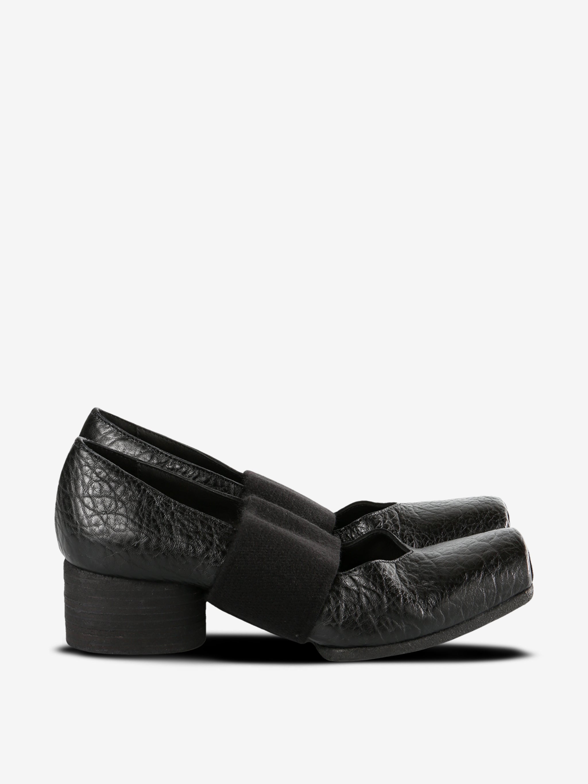 Black shoes, front view