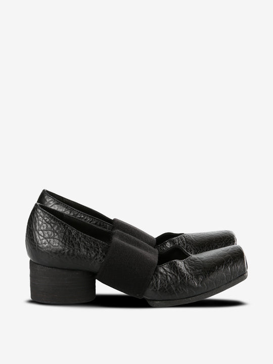 Black shoes, front view