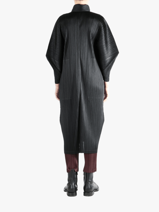 Black jackets-coats worn by a person, showing the jackets-coats'fit