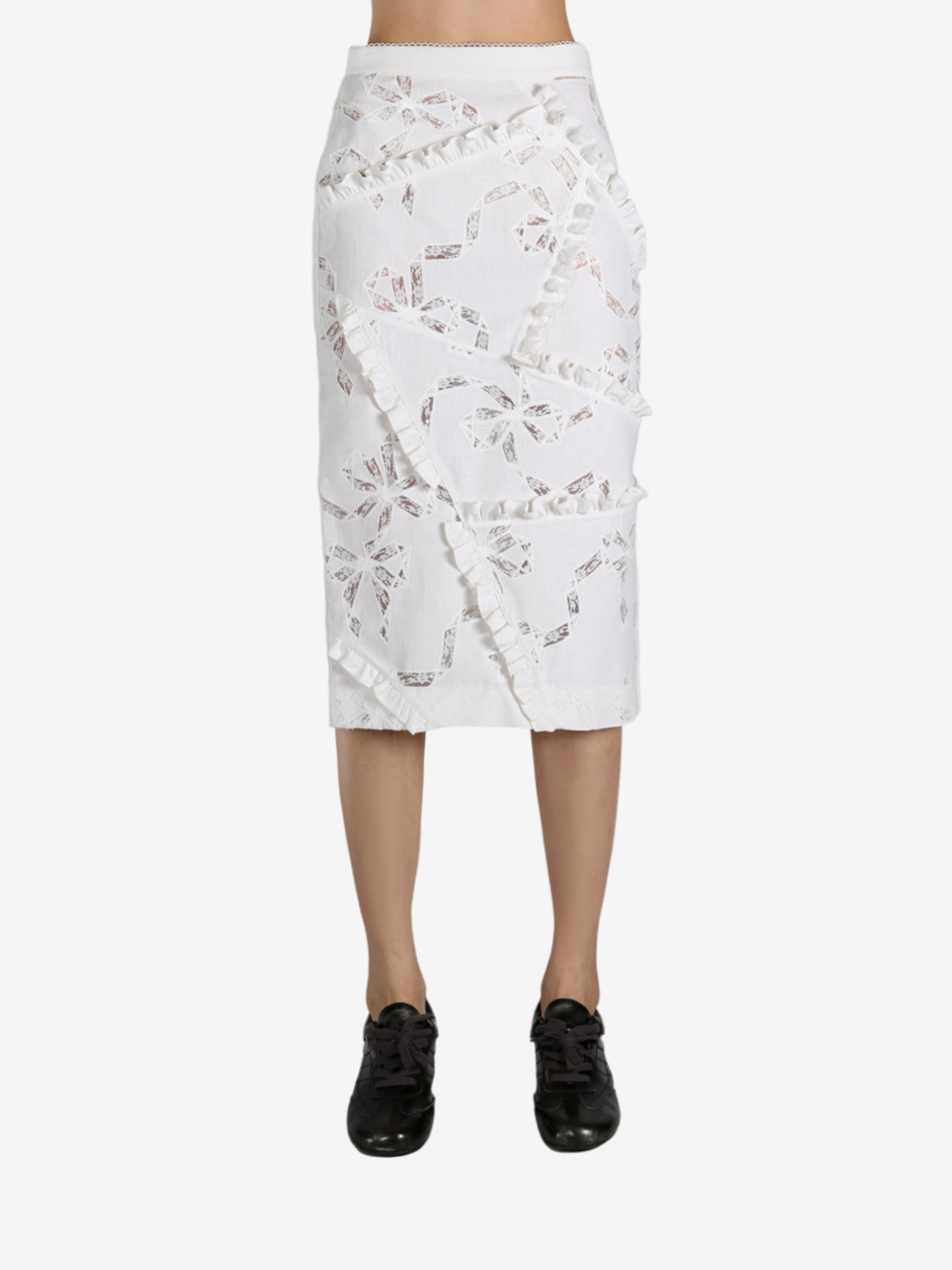 White skirt worn by a person, showing the skirt fit