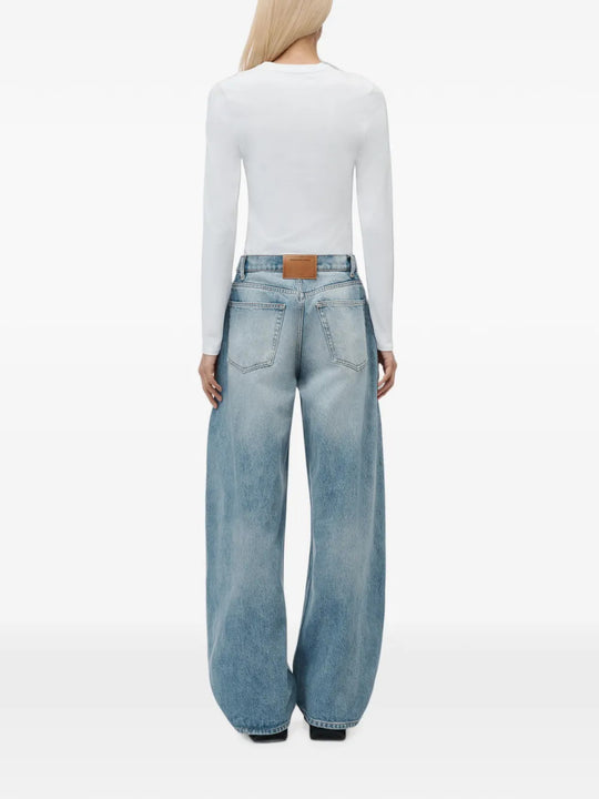 White t-shirt, full body view