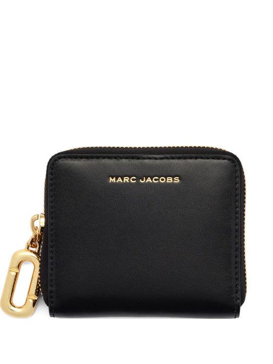 Black accessories, front view
