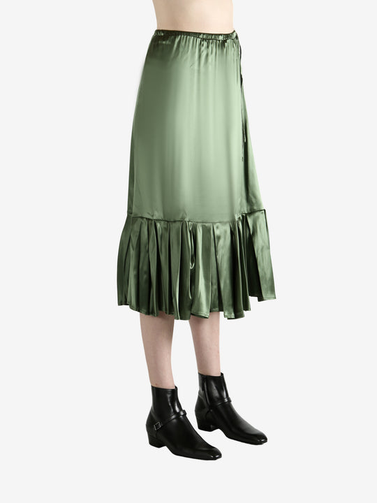 Green skirt worn by a person, showing the  skirt's fit