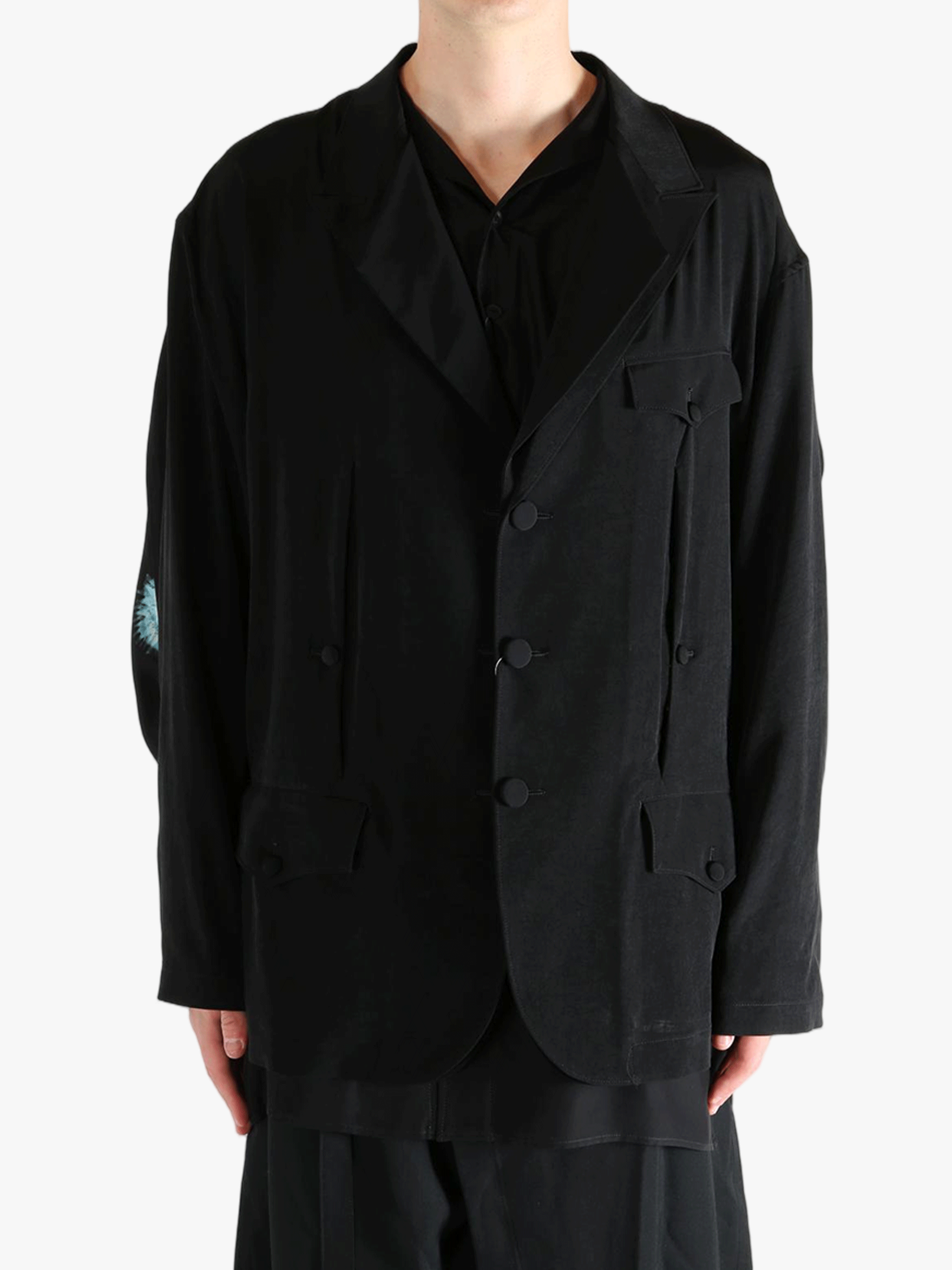 Black jacket worn by a person, showing the  jacket's fit