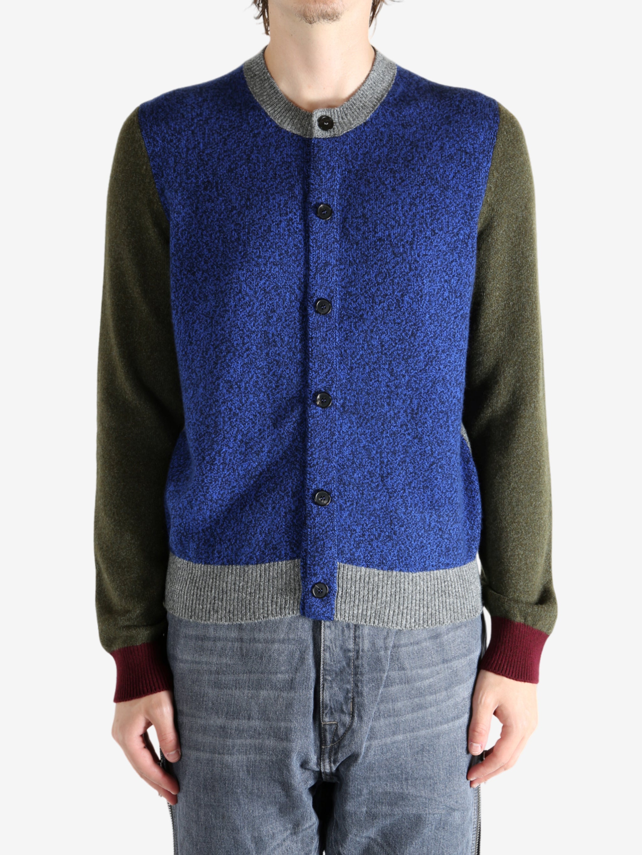 Blue sweat worn by a person, showing the sweat's fit