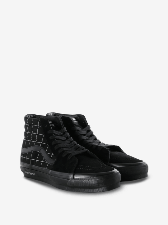 Black shoes, front view