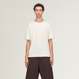 White t-shirt, full body view
