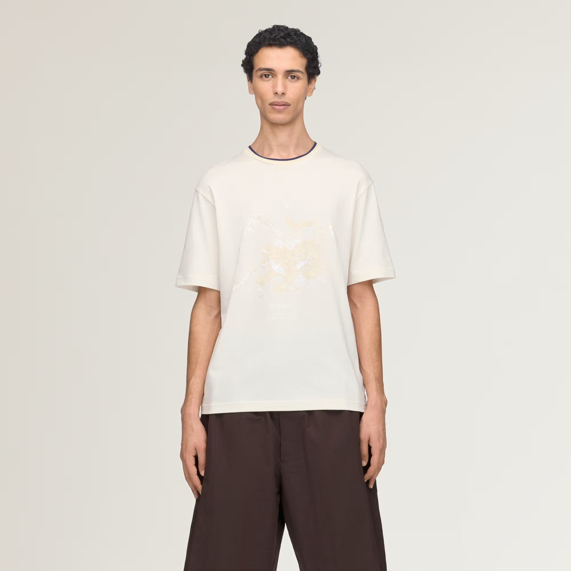 White t-shirt, full body view