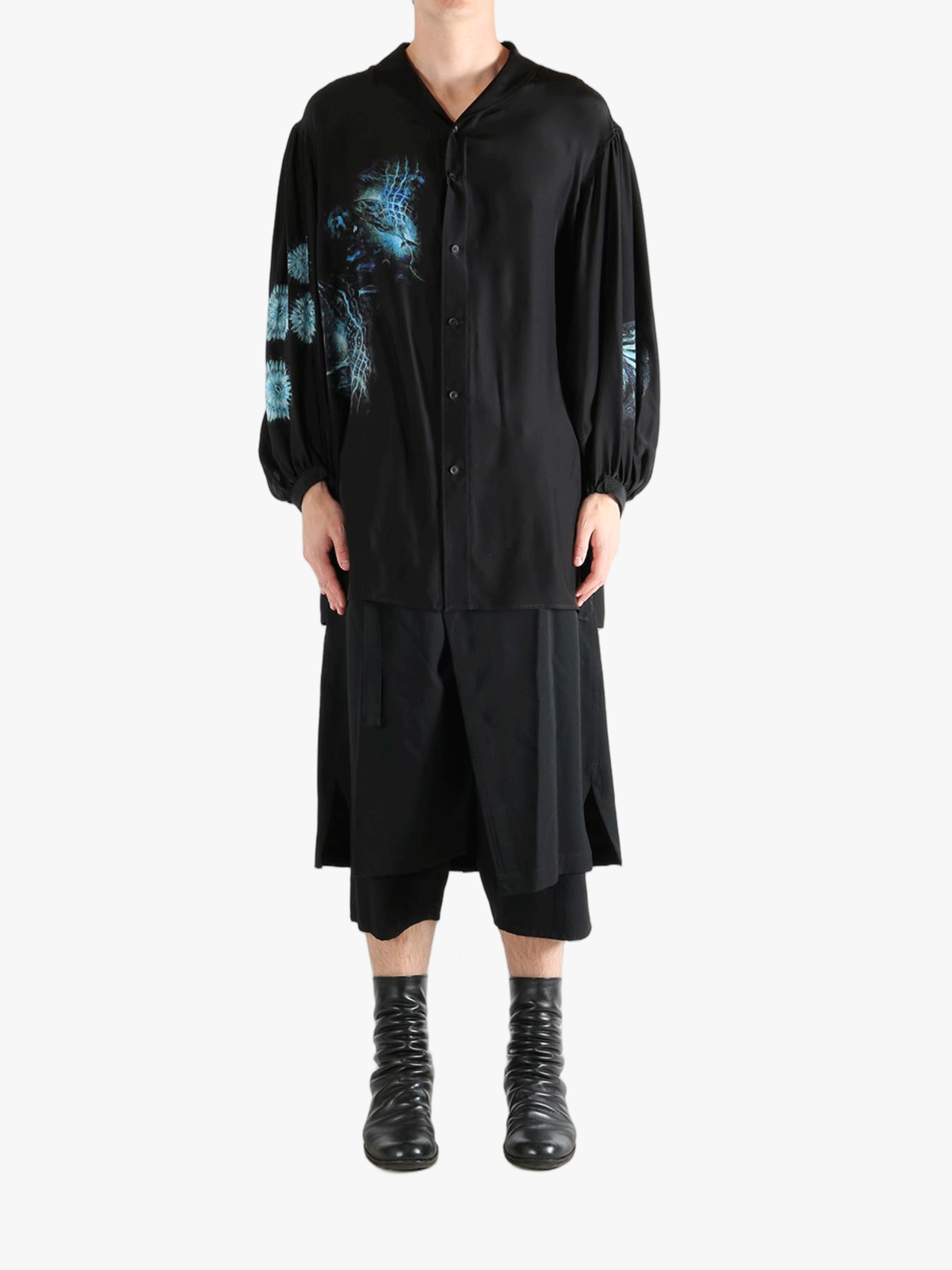 Black shirt, full body view