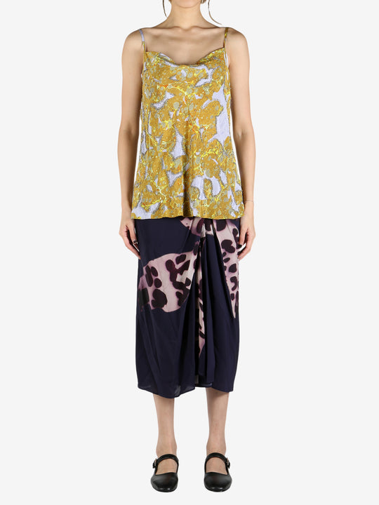 Yellow top, full body view