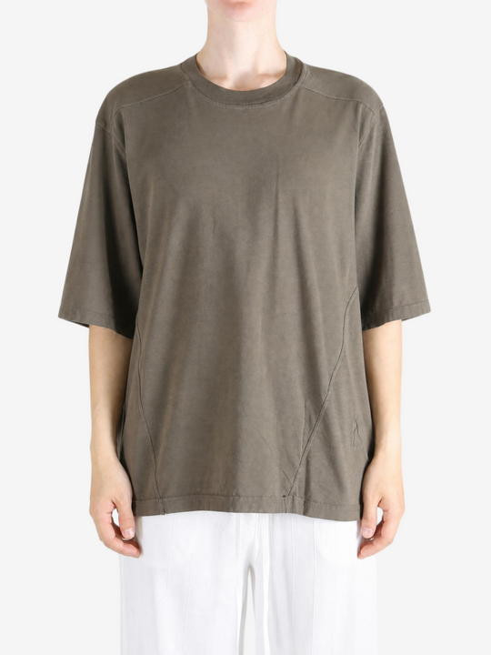 Grey t-shirt, full body view
